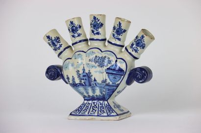 DELFT in the taste. Tulipière in earthenware...