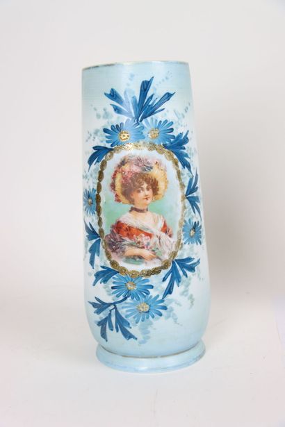 Réunion comprenant un vase en opaline à décor...