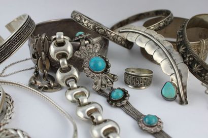 Lot comprenant : 
- Un bracelet en argent...