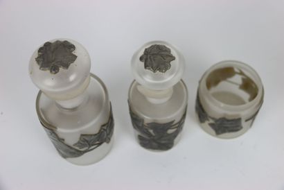 Réunion de verrerie comprenant un pot a eau,...