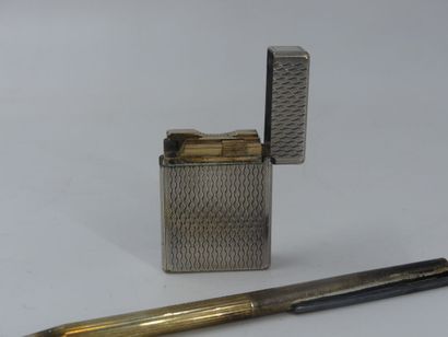 DUPONT. Réunion d'un briquet en métal argenté...
