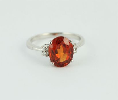 Bague en or gris 18K (750/1000) centré d'un...