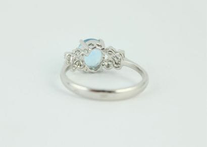 Bague en or gris 18K (750/1000) centrée d'une...
