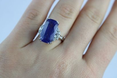 Bague en or gris 18K (750/1000) de style...