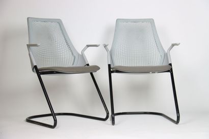 Herman Design par Yves Béhar. Paire de fauteuils...