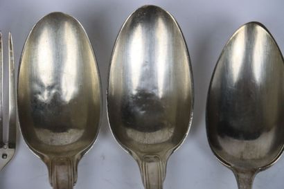 Réunion de deux fourchettes et trois cuillères...