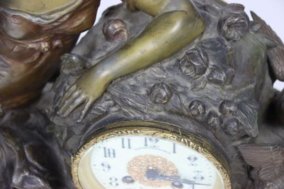 Horloge en régule à base de marbre. Les tourterelles...