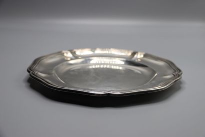 Assiette en argent modèle filets. Poids net...