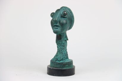 Tête stylisée, sculpture en bronze à patine...