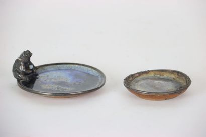 Vide-poche en terre cuite, émail et monture...