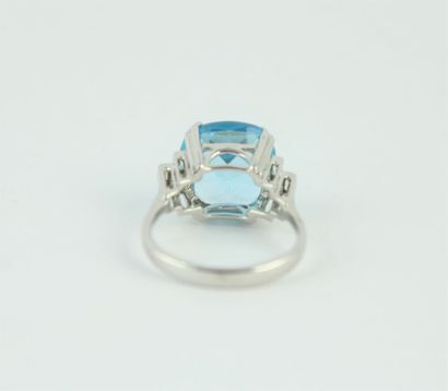 Bague en or gris 18K (750/1000) ornée d'une...