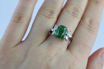 Bague en or gris 18K (750/1000) de style...