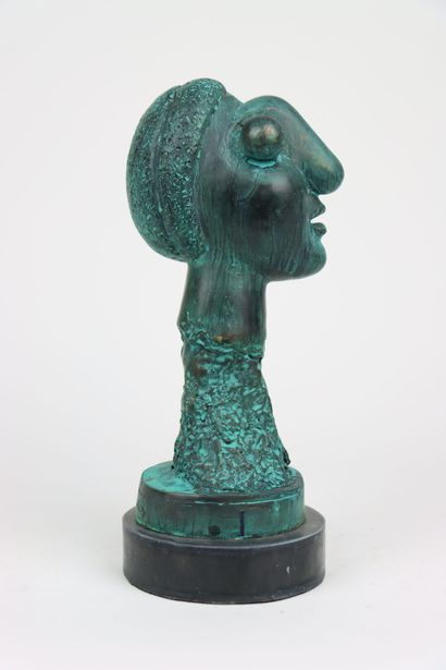 Tête stylisée, sculpture en bronze à patine...