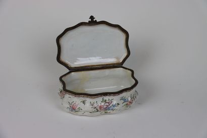 Porcelain box with decoration of marivaudages...