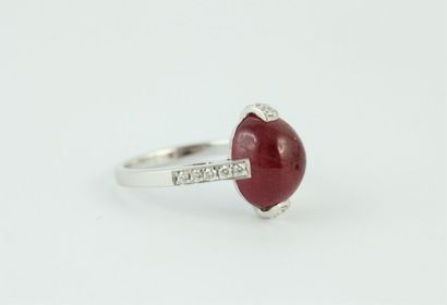Bague en or gris 18K (750/1000) centrée d'un...