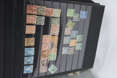 Lot de timbres comprenant un album, trois...