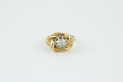18K (750/1000) yellow gold ring centered...