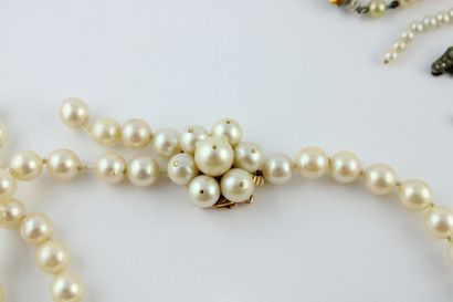Lot comprenant:
- un collier en perles de...