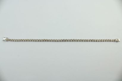 Bracelet en or gris 18K (750/1000) orné d'une...