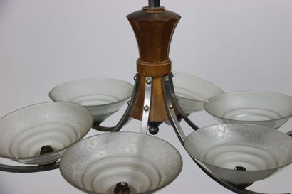 Lustre en acier et bois. Fût central à section...