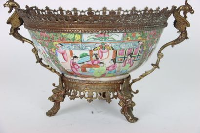 Cup mounted in porcelain of Canton, painted...