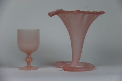 Vase en corolle en verre dépoli de Murano....