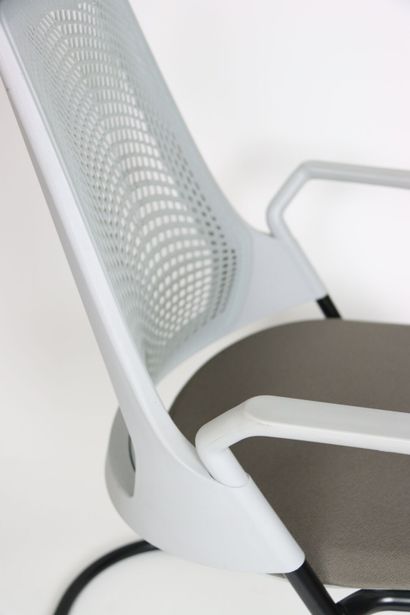 Herman Design par Yves Béhar. Paire de fauteuils...