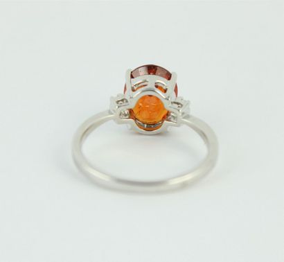 Bague en or gris 18K (750/1000) centré d'un...