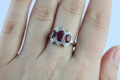 Bague jarretière en or gris 18K (750/1000)...
