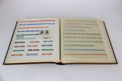 Réunion de timbres :
-album mobile 
-classeur...