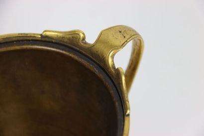 Coupe en bronze ciselé et doré à décor de...