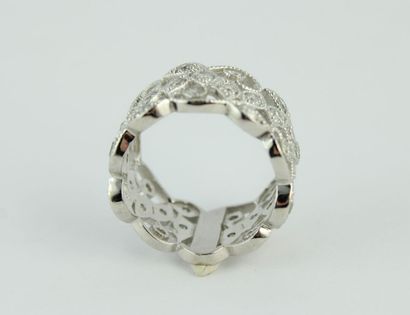 Bague en or gris 18K (750/1000) à décor de...