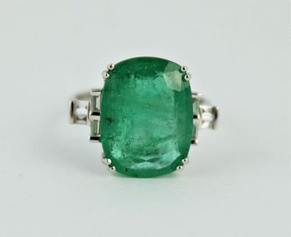 Bague en or gris 18K (750/1000) de style...