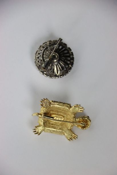 Set of costume jewelry including a brooch...
