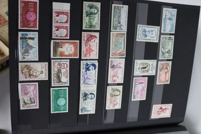 Lot de timbres comprenant un album, trois...
