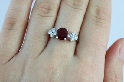 Bague en or gris18K (750/1000) centrée d'un...