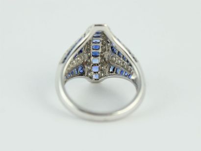Bague en or gris 18K (750/1000) de style...