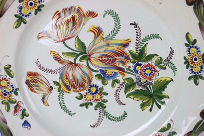 Meeting of earthenware dishes composed of...