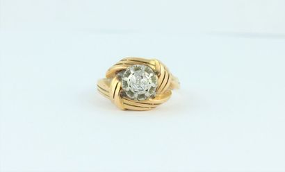 18K (750/1000) yellow gold ring centered...
