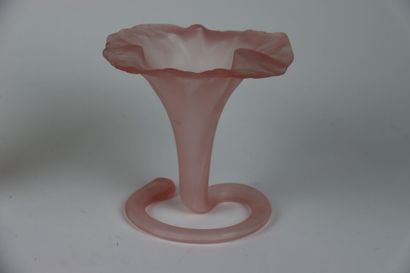 Vase en corolle en verre dépoli de Murano....