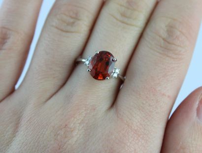 Bague en or gris 18K (750/1000) centré d'un...