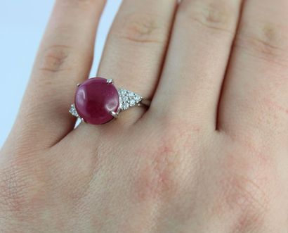 Bague en or gris 18K (750/1000) centrée d'un...