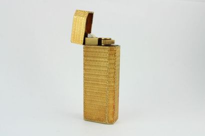 CARTIER
Briquet en métal doré à décor strié
Signé
7...