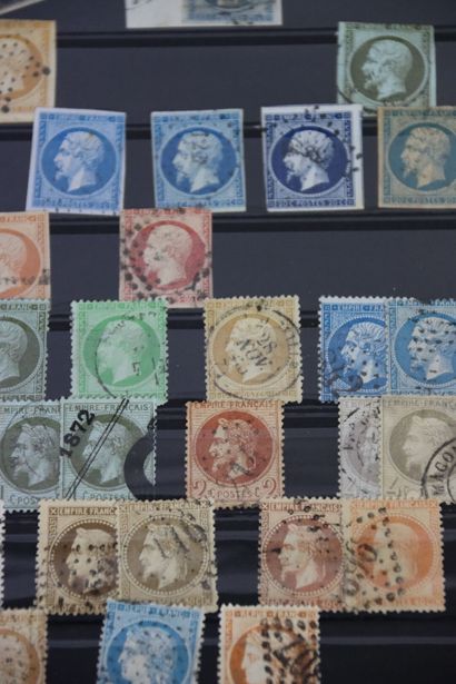 Lot de timbres comprenant un album, trois...