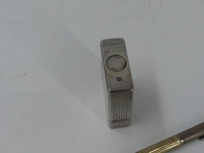 DUPONT. Réunion d'un briquet en métal argenté...