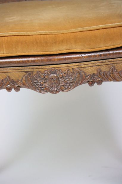 Réunion de deux fauteuils en bois naturel...