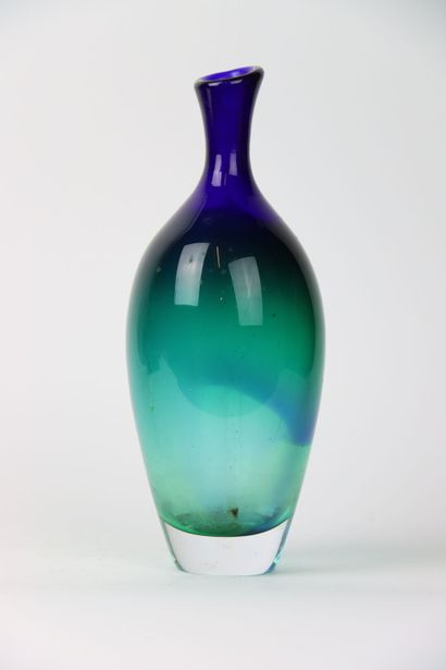 KOSTA BODA. Vase bouteille moderniste en...