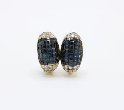 Pair of earrings in 18K (750/1000) yellow...
