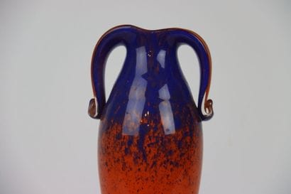 MURANO (dans le goût de). Vase en verre orange...