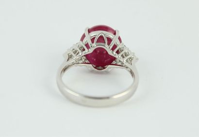 Bague en or gris 18K (750/1000) centrée d'un...